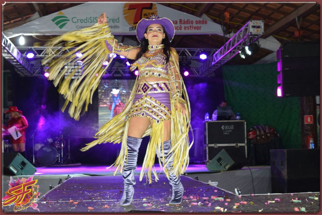 DESFILE DA RAINHA DA EXPOVALE 2019